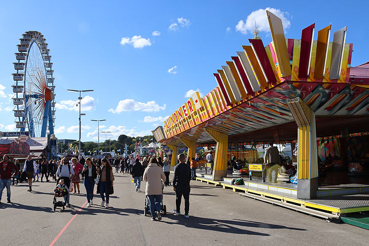 Der Lindner Skooter befindet sich 2022 befindet sich in der Strasse 5 gegenüber Pitts Steilwandfahrer (©foto: Martin Schmitz)